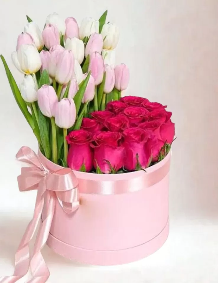 Box 24 tulipanes y con 12 Rosas